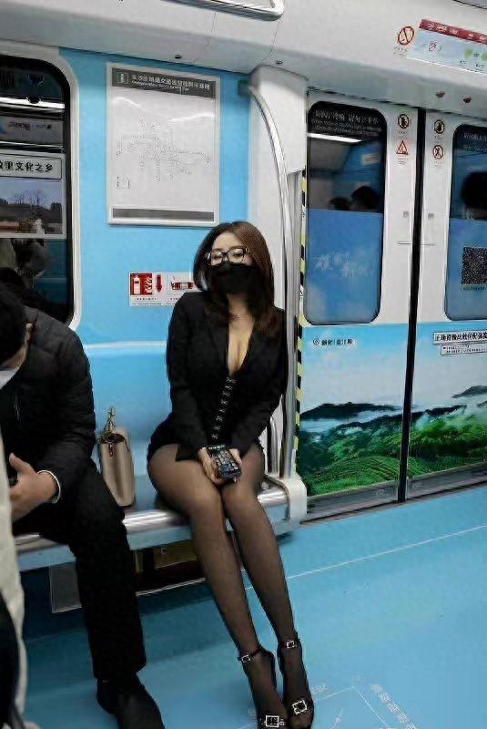 太抢镜了！上海一女子地铁穿搭太靓眼，有男乘客竟然坐过站了！