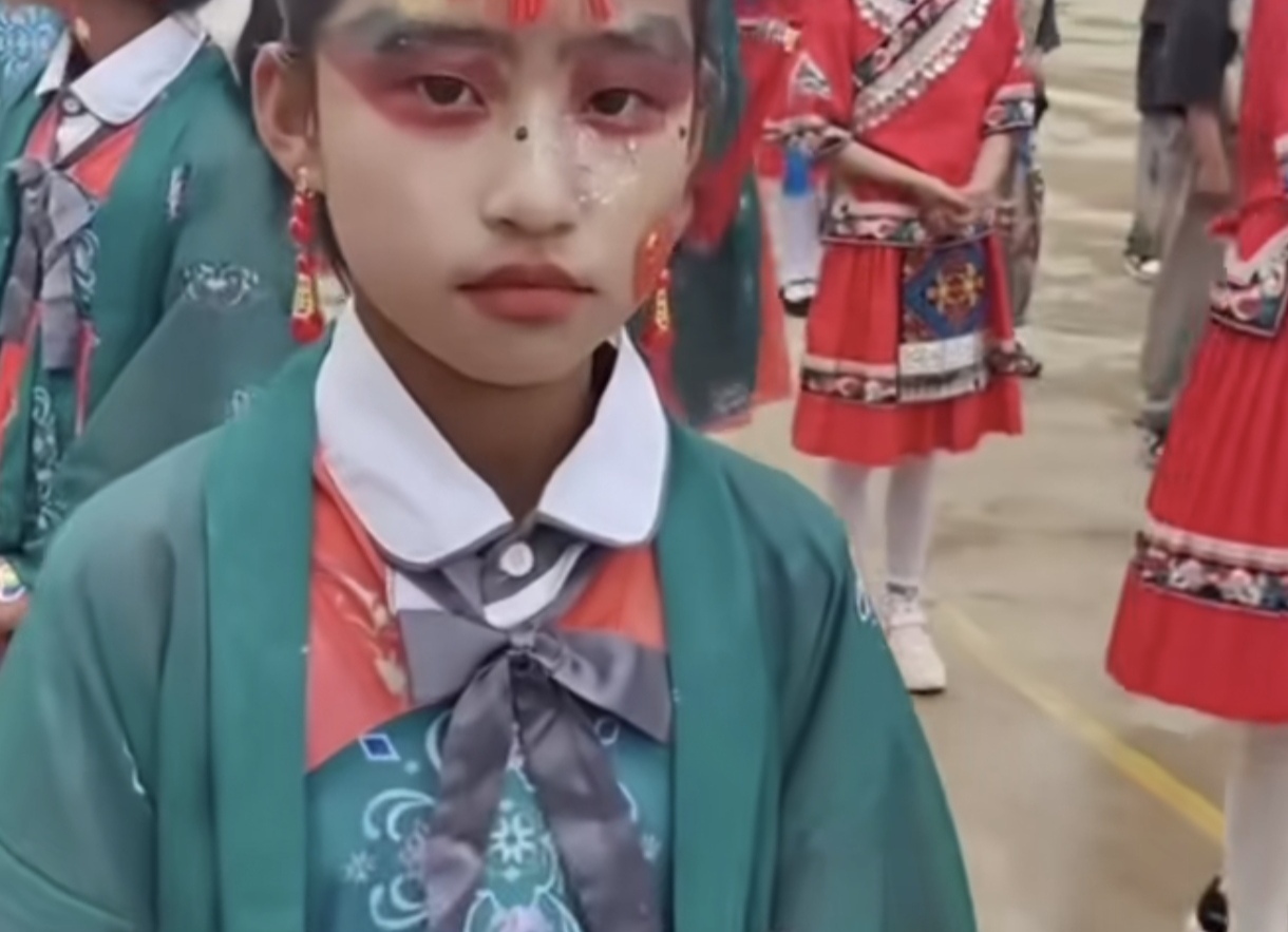 兰州男老师“洗脸式”化妆
说起这快乐的童年孩子们最期待的肯定是学校组织的儿童节的