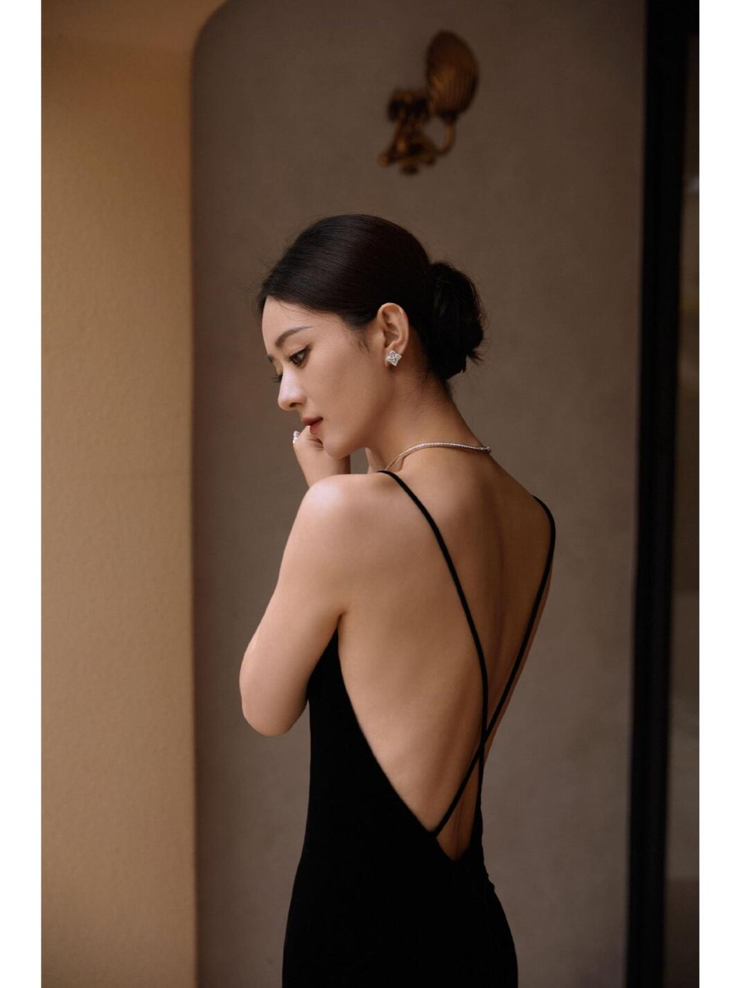 她的红毯造型令人赞叹