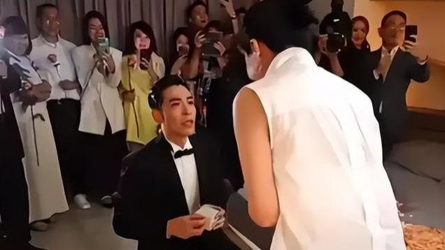 萧敬腾携新婚妻子去西湖，真人高大又帅气，51岁妻子素颜太真实！
