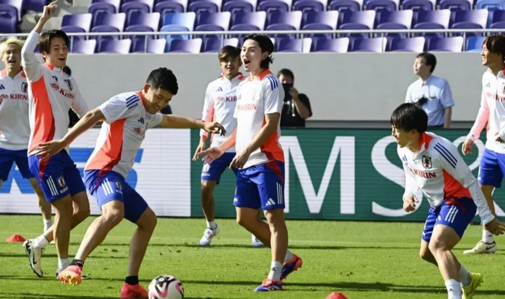 世预赛 C 组战局更新巴林 0 - 1 国足。目前积分情况：
 
日本队：10 