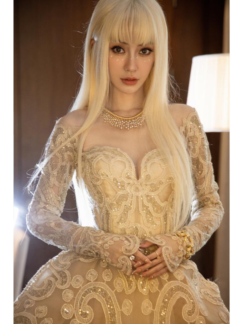 Angelababy的金发芭比造型