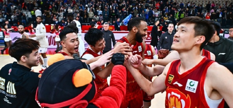 深圳逆袭山东，约翰逊神勇37+14，助队轻松终结连败！