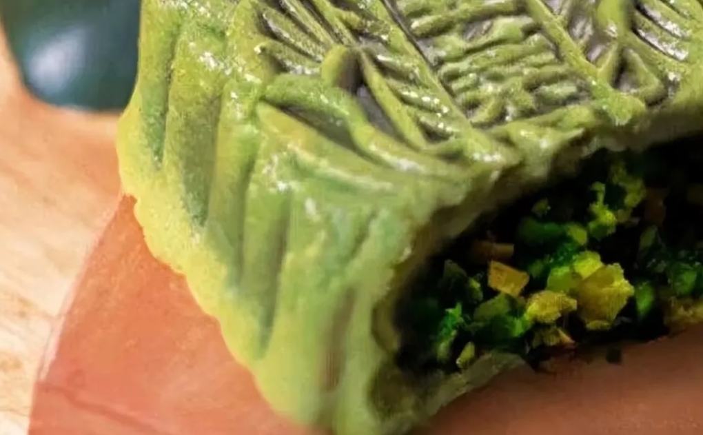 十大网红奇葩月饼，你吃过几个

1：螺蛳粉月饼
2：酸菜牛蛙月饼
3：韭菜鸡蛋月