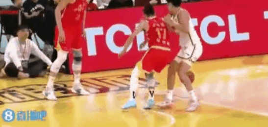 这就是成长代价，面对CBA顶级球员孙铭徽，辽篮小将李虎翼表现可圈可点，死缠烂打终
