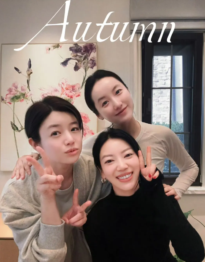 陈妍希、吕一好闺蜜一起做瑜伽，陈妍希41岁了身体还是那么苗条柔软，皮肤也特别白皙