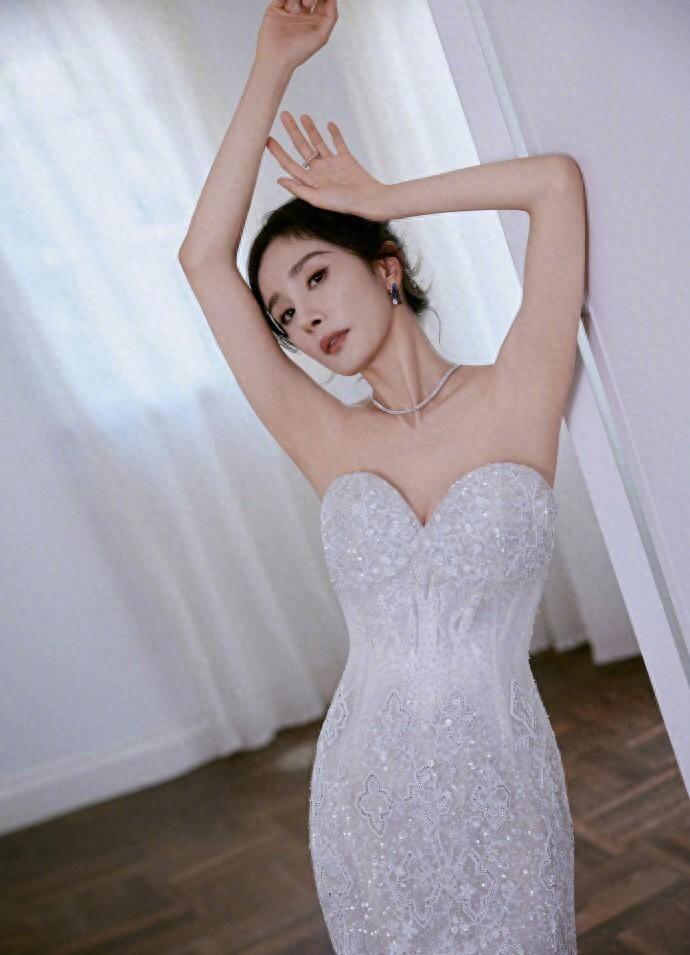 杨幂：星闪透纱下的居家魅惑