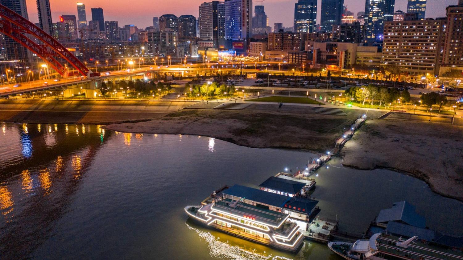 曾经水质劣五类的月湖，经过多年的治理，如今已经成为了汉阳区最美的湖泊公园之一，也是武汉市最美的客厅之