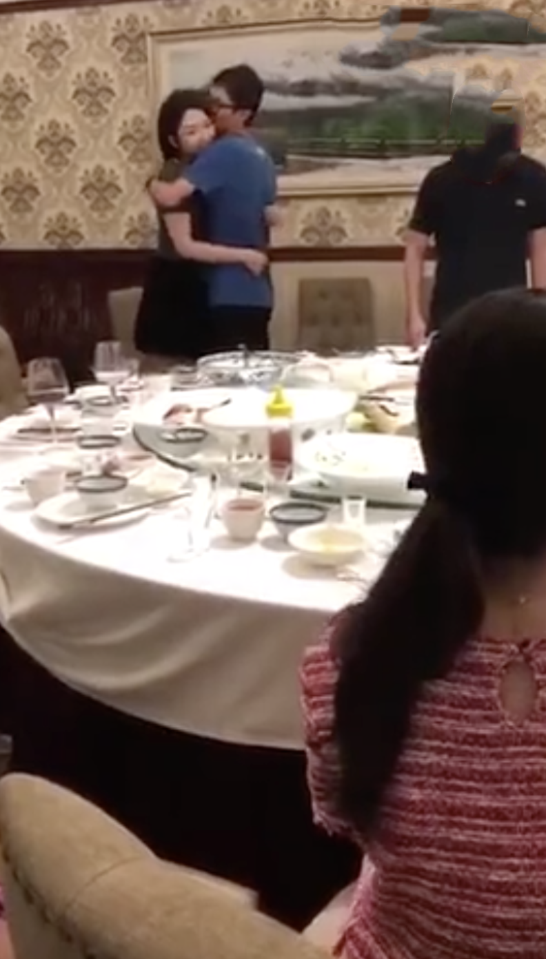 方正证券，那个女的和男领导在聚会中，旁边还有男男女女，他们两个就亲亲我我，旁若无