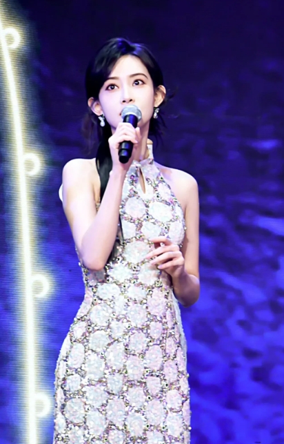 孟子义越来越好了，中国艺术报发孟子义百花迎春晚会彩排照片！
内娱能把旗袍穿的不光