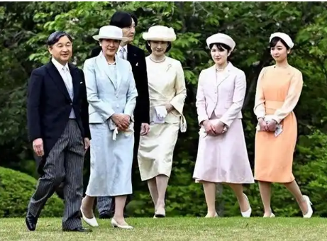 日本皇室在公众眼中光鲜亮丽，但这一古老家族实际上面临着许多难以言表的困境。与常常