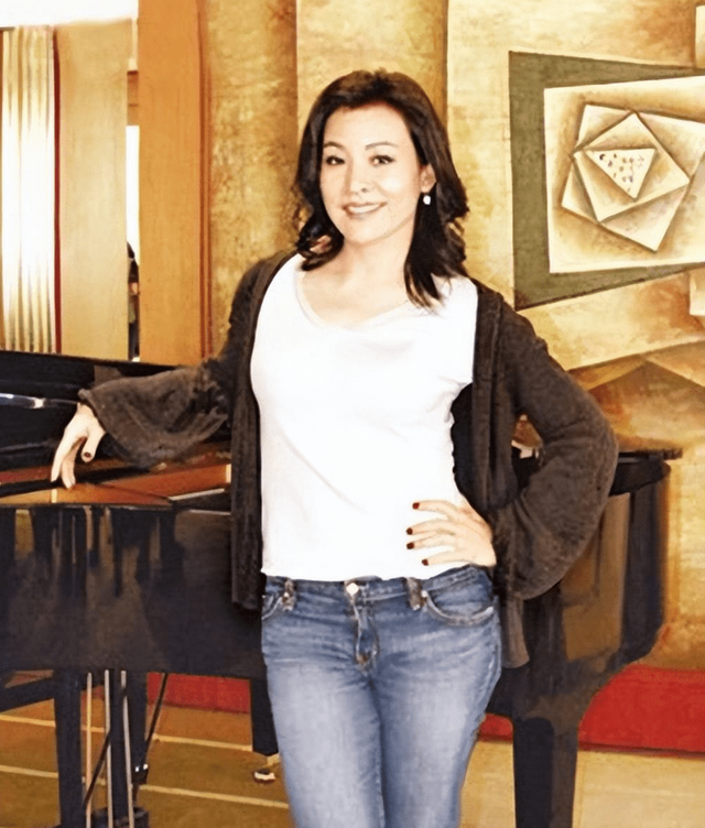 让春晚导演向全国道歉,入美国籍却回中国捞金,她到底什么来头?(美籍华人上春晚)-第7张图片-九妖电影 让春晚导演向全国道歉,入美国籍却回中国捞金,她到底什么来头?(美籍华人上春晚)-第7张图片-九妖电影