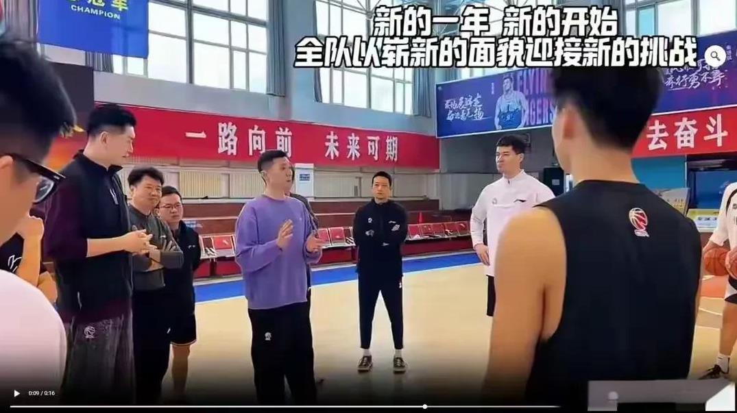 新疆男篮新年开启了新征程，球队新气象刘炜指导再创新天地，建设一支优秀的队伍。俱乐