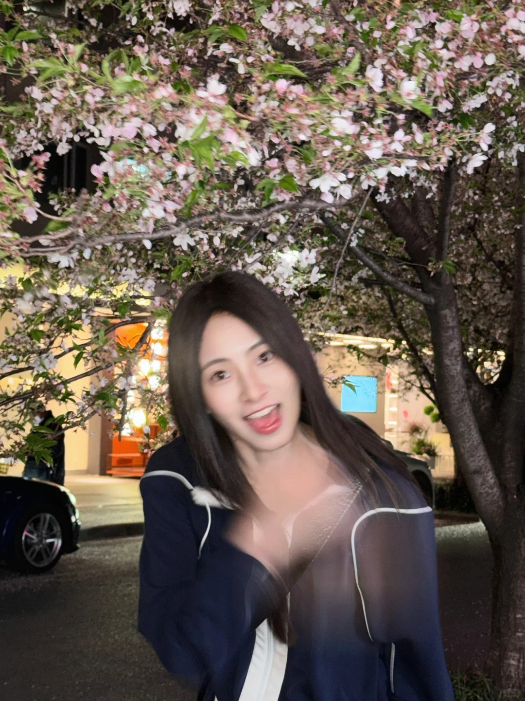 看到什么了这么开心🌸
原来是看到了路边漂亮的樱花