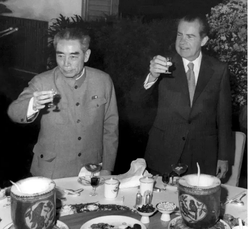 尼克松为周恩来脱大衣                              