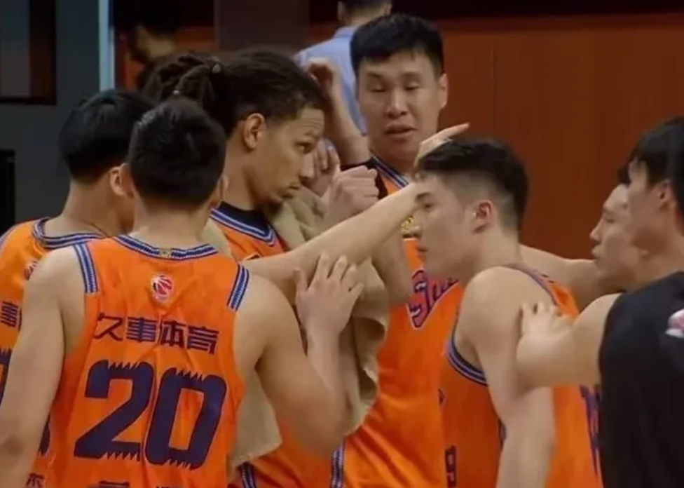 上海男篮从联赛10战9败到杯赛3战全胜提前晋级八强，原因无非就这2个！
1、很多