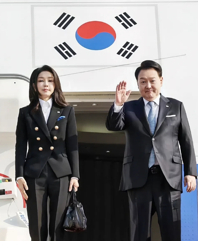 太尴尬了！正当外界纷纷关注英国凯特王妃行踪之时，韩国媒体自曝其实韩国第一夫人金建