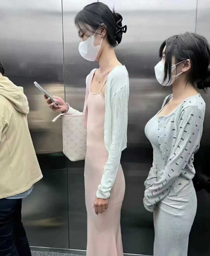 两个小侄女长相差别很大！ ​​​