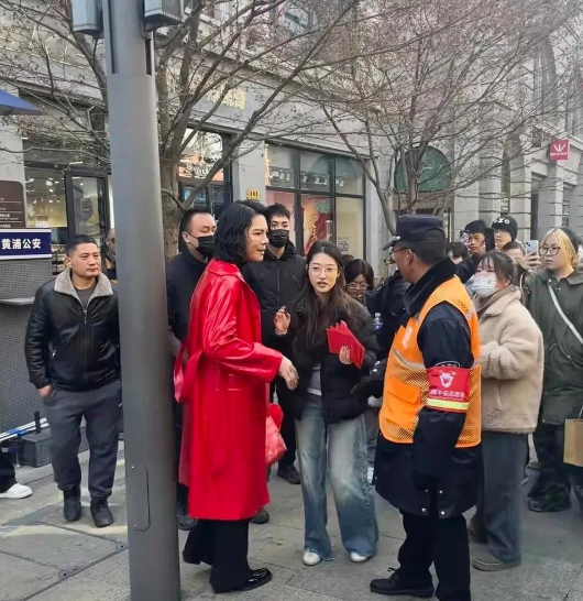 向佐为了吸引眼球、赚取流量，可谓下足了功夫。身着红皮衣搭配高领毛衣，脖颈挂着项链