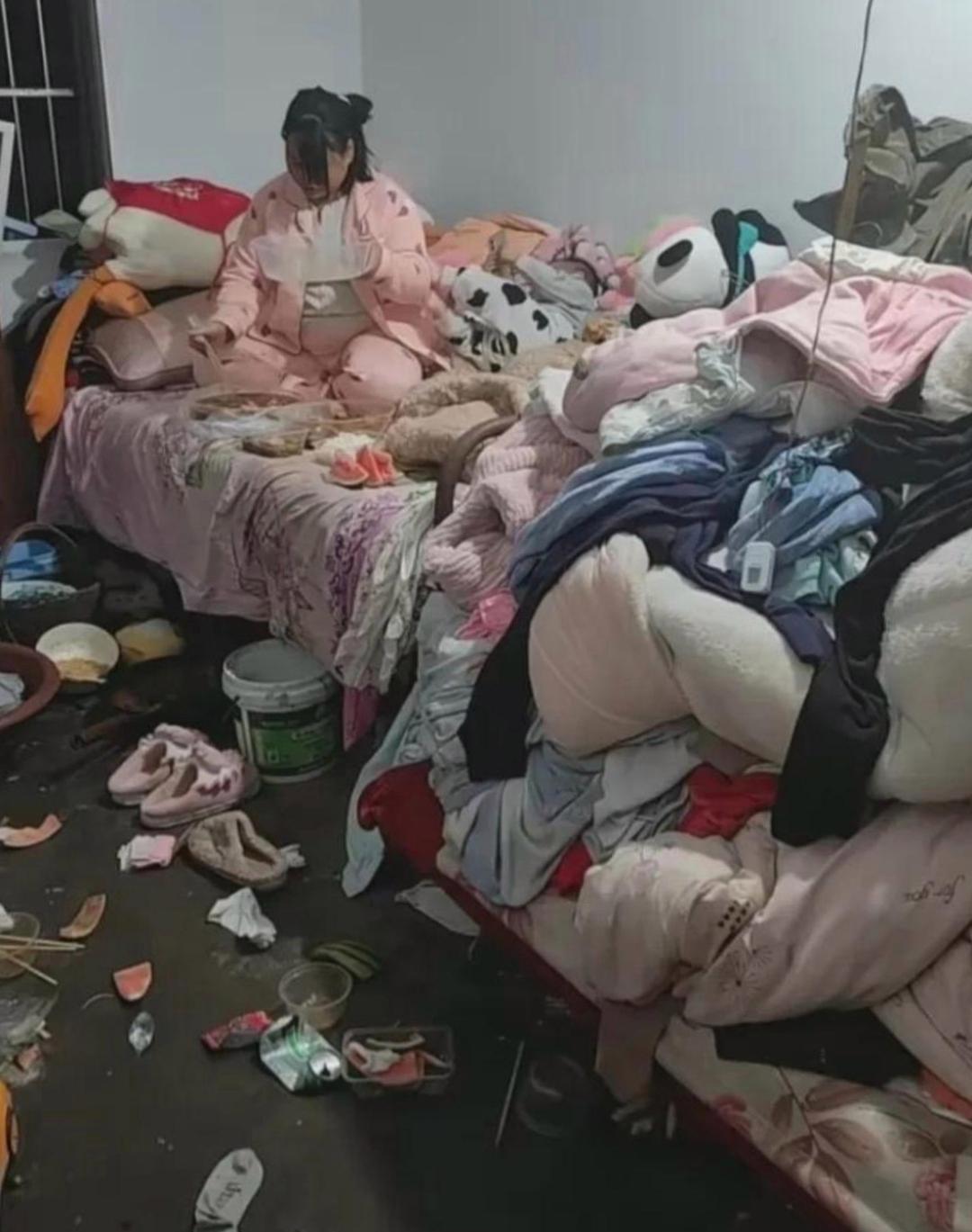 真不敢想象这是一种什么样的生活方式，衣服，垃圾遍地都是，看着就像个垃圾场，怎么现