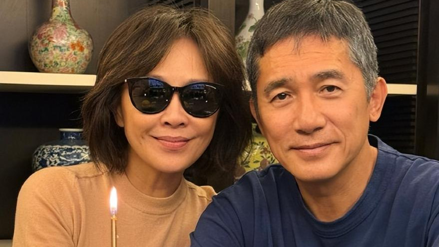 刘嘉玲晒59岁庆生照，穿着朴素十分接地气，梁朝伟双鬓白发抢镜