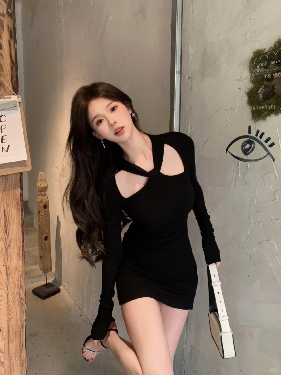“ 我的世界就应该围着我转 ”
一穿黑色就
变了一个人

好韩的咖啡店☕️
坐楼