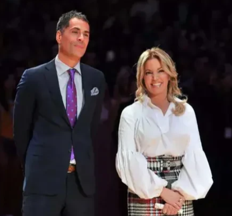 湖人的管理层——真是让人一言难尽：

❶2019年，给卢指导3年不尊重的报价！