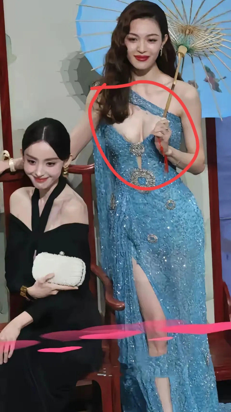 钟楚曦身材惹眼，引发热议。

红毯上，她身着大胆设计的礼服，无疑成为焦点。然而，