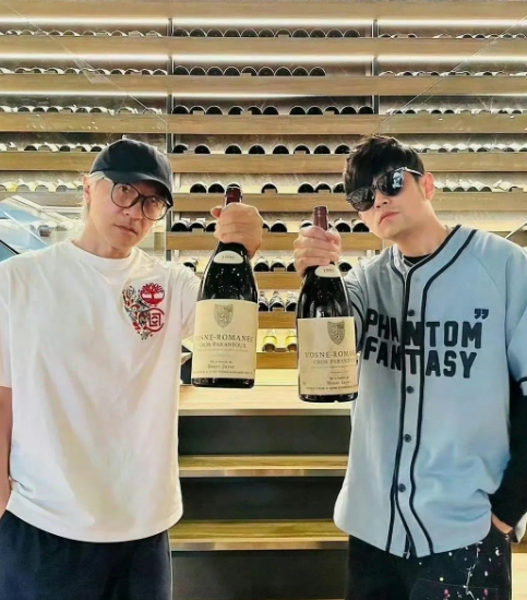 62 岁的星爷和 45 岁的周董，这俩可都是周姓的绝世天才啊！
星爷在电影里那可