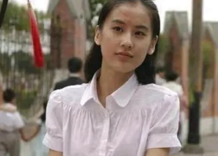 图一是杨子的疑似新女友。
杨子49岁，第一任妻子陶虹52岁，复旦大学高材生，有魄