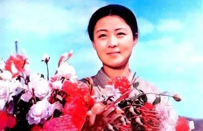 最忘不了，印象最深的电影是《卖花姑娘》。七十年代初，我是二十刚出头的小伙，听说离