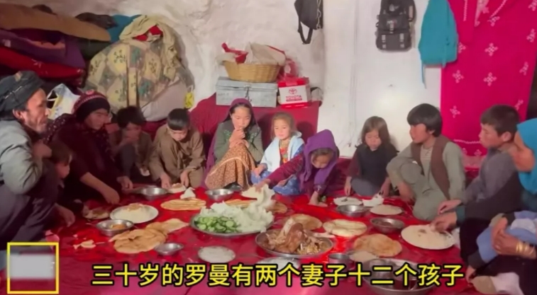 阿富汗将迎来人口大爆炸。
一个普通的阿富汗塔利班官员罗曼，一夫二妻12个孩子，两
