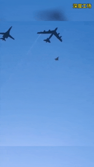 美军1架B-1B枪骑兵战略轰炸机、1架B-52战略轰炸机，在2架瑞典JAS-39