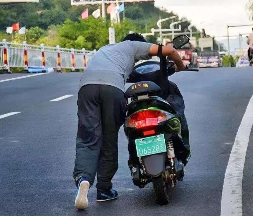 摊上事了！山东，一男子在餐馆就餐时，突然发现自己的电动车被一名老汉给偷走了，遂上