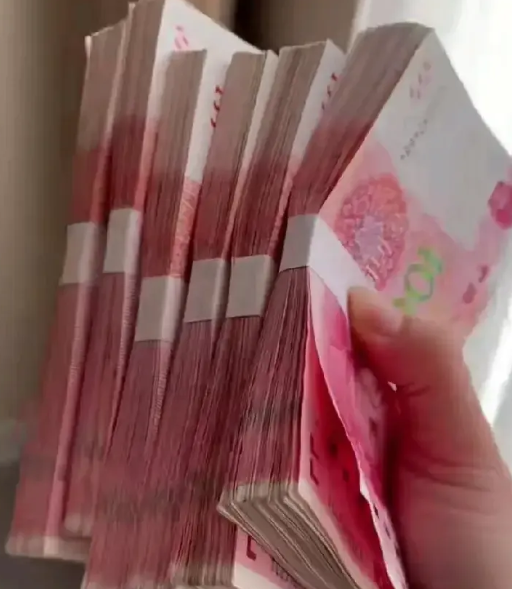 我发现老公太笨了，昨天我和老公商量着提前还10万房贷，婆婆坐在客厅听见我俩说话了