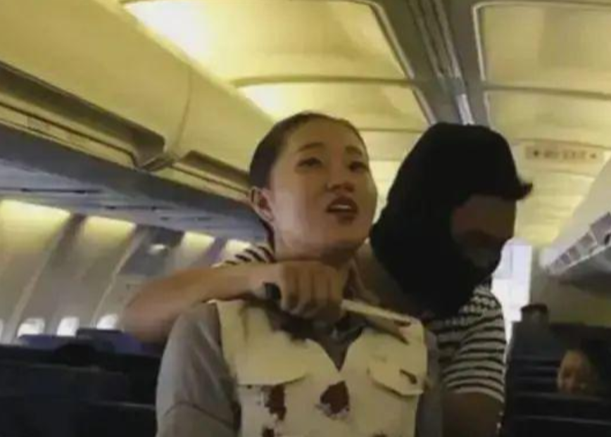 2012年，一架飞乌鲁木齐的飞机升至5000米高空，空姐忽然推着餐车猛地撞向驾驶