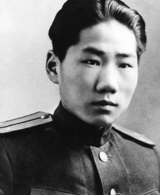 1955年，中央派人前往朝鲜将毛岸英坟墓迁回国，可当大家刚开始挖，就突然跑过来一