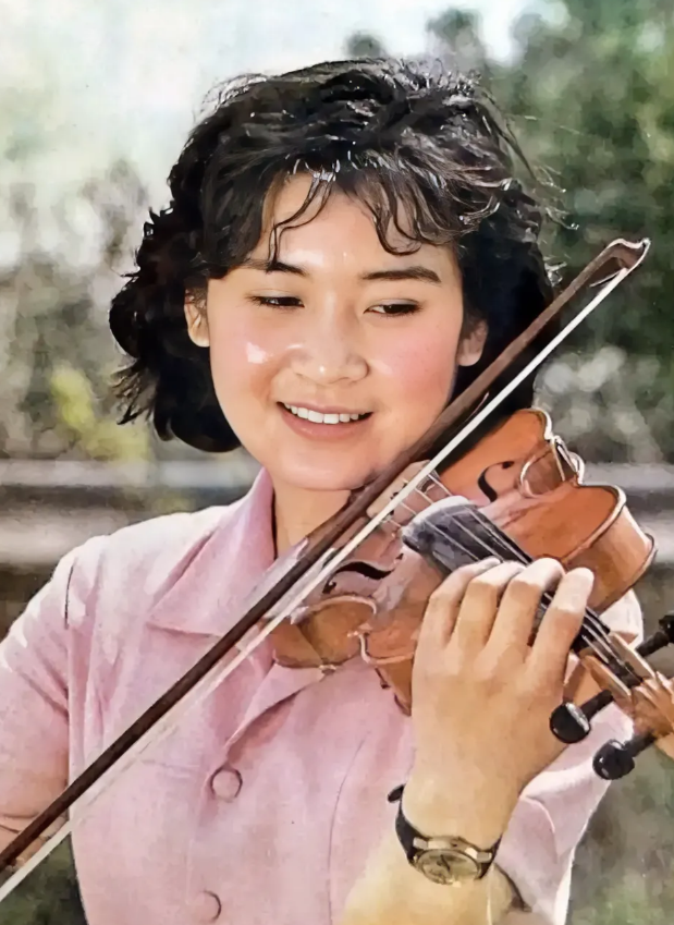 乍一看，还以为是丛珊呢。仔细看，原来是她，比丛珊更有名气。
她是上海人，高中毕业