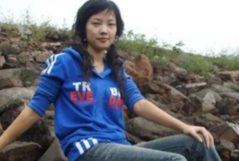 还有人记得她吗？她是一名小学老师名字叫袁文婷，2008年，在地震发生时，救出13