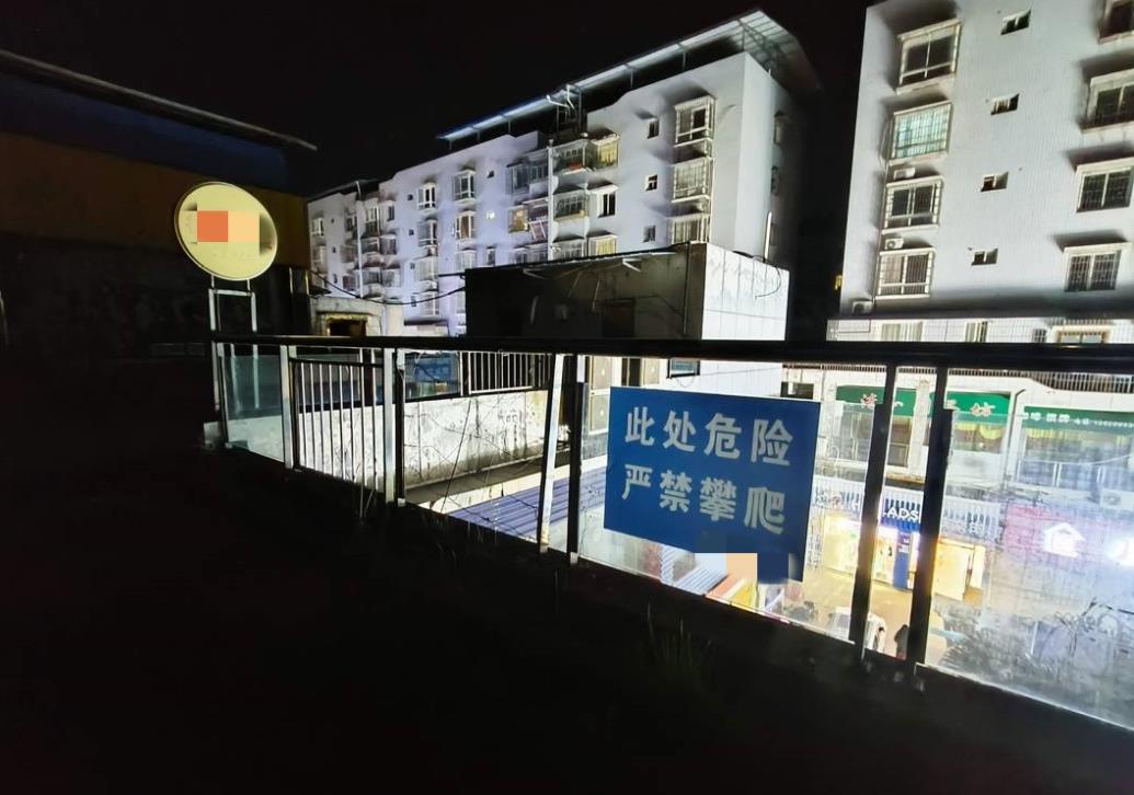 四川西充，女子酒后因背靠的2楼护栏玻璃缺失，不慎坠楼身亡。女子家属将居住在这里的