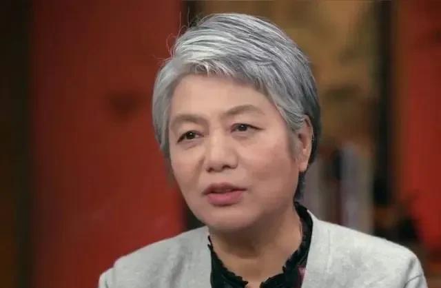 教育家李玫瑾指出：“年轻人在谈恋爱时，一定要问两个问题。”主持人感到好奇，追问：“是哪两个问题呢？