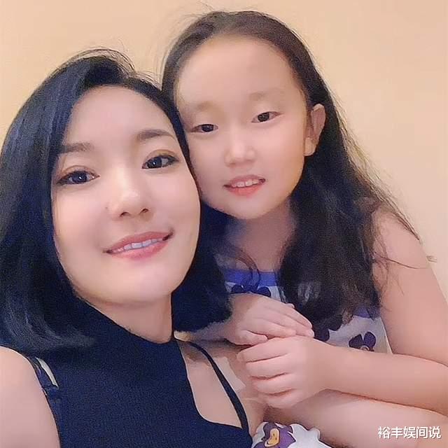 网红杨子钰遭爸爸暴力抢夺，现场哭喊：别打我妈妈，曝详细过程（杨子轩网红个人资料介绍及图片）-第4张图片-九妖电影