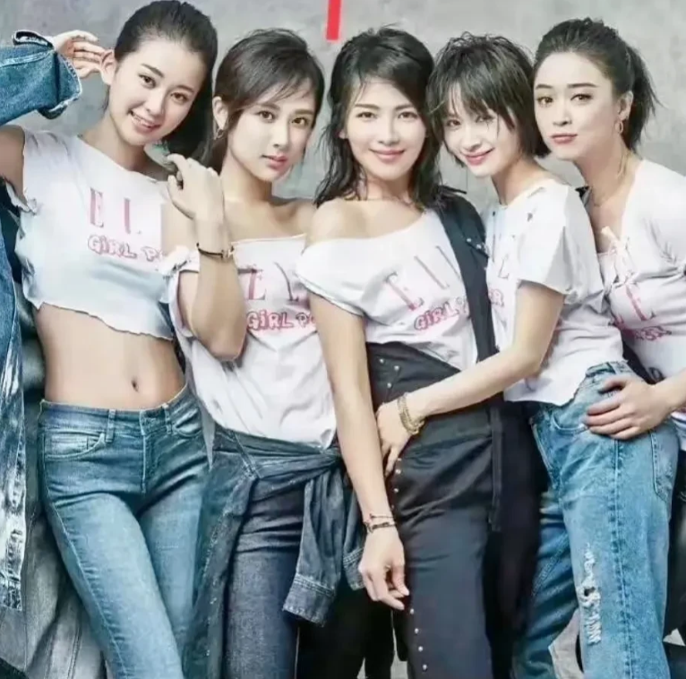五位美女明星同框，各有各的美，真是难分伯仲。左一的美女，青春靓丽，身材高挑匀称，