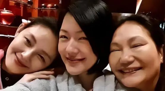 汪小菲是100%拿不到孩子的抚养权的。两个孩子身上赋予巨额遗产。 S家是不可能让