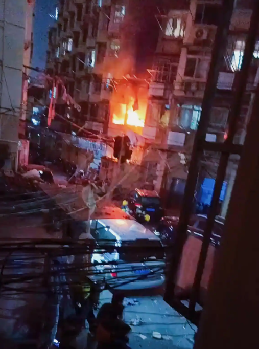 上海一住宅突发爆燃，现场画面流出，伤亡情况披露，事发原因曝光