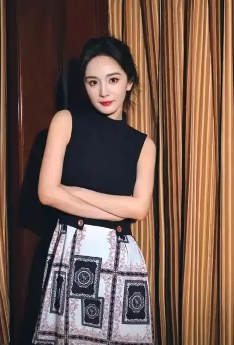 关于杨幂为什么是85top讲三件事

一是当年赵文卓与甄子丹闹的时候，杨幂在港圈