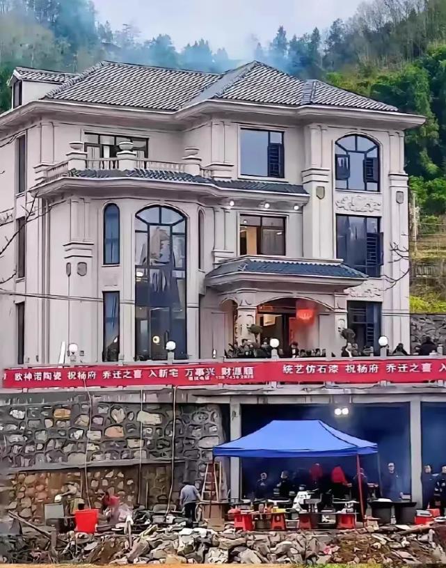 这种房子在农村盖，没个50万盖不起来吧！