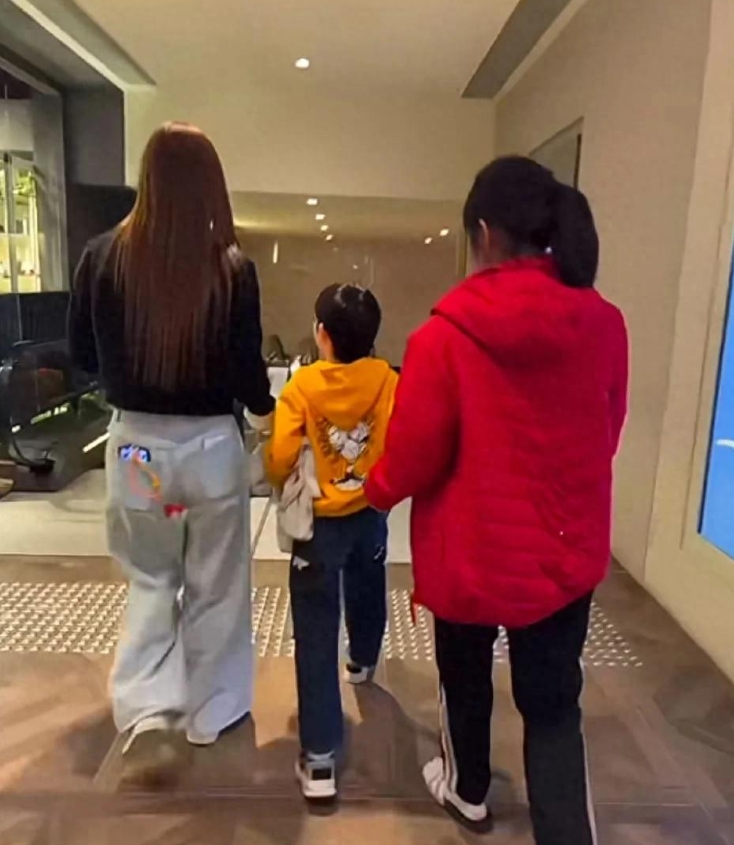 家人们，太幸运了！有人偶遇杨颖带小海绵逛街啦！


从路人拍的照片能看出来，小海