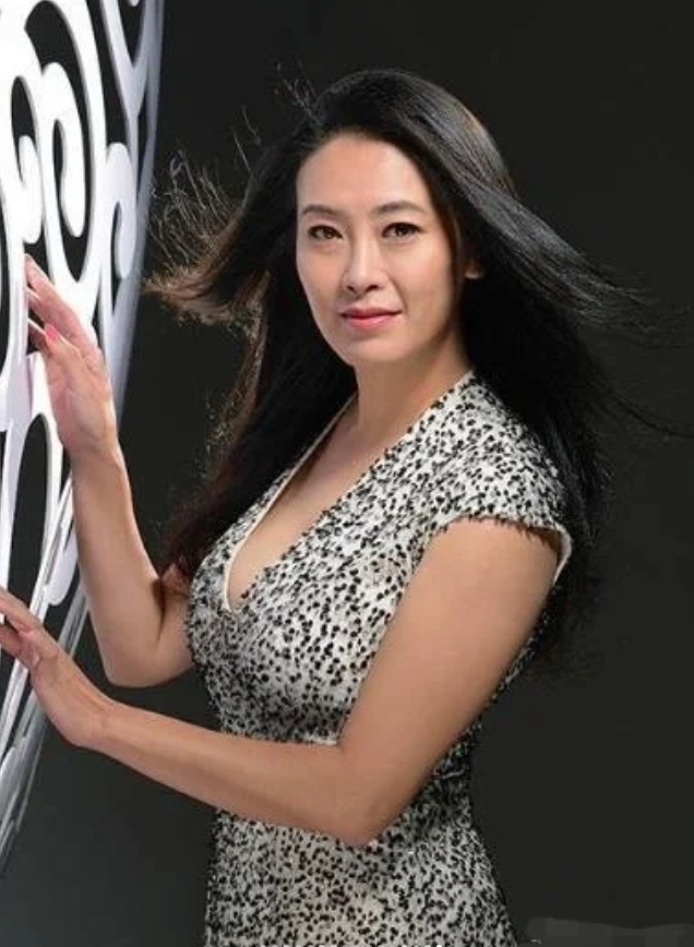 贾妮：和申军谊同居8年，转身嫁他兄弟