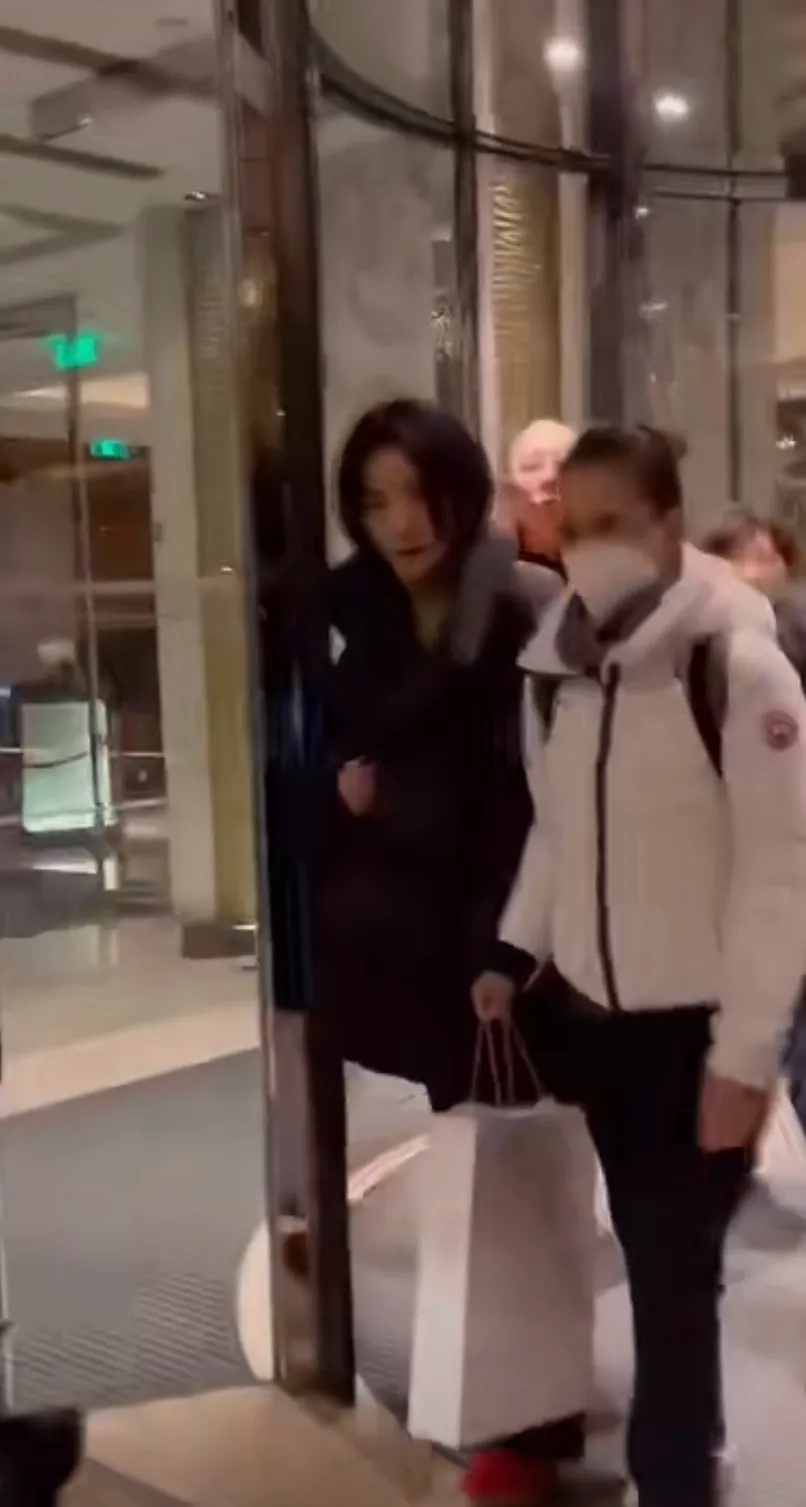 王菲少女感满满！1月27日，王菲现身北京机场，她这是为了春晚而来。55岁的王菲穿